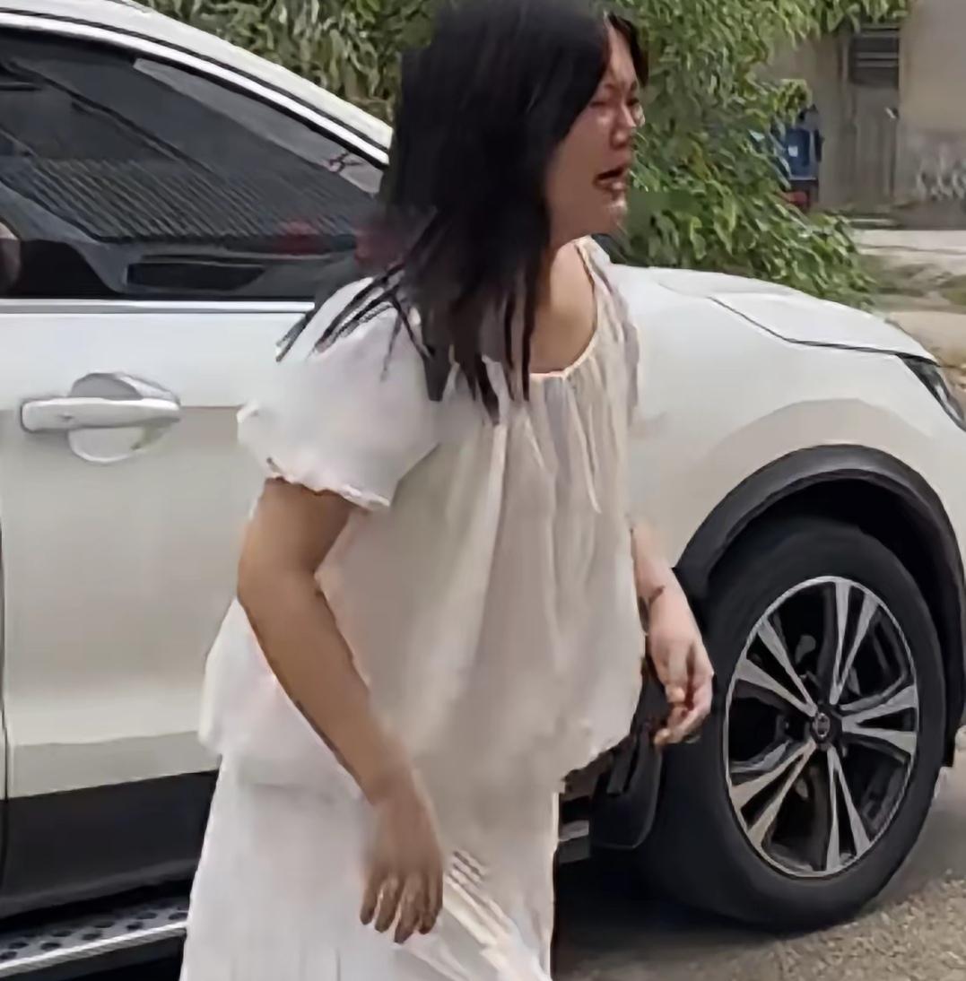 你能想象吗？一辆车急匆匆驶来，儿媳哭着冲下车，接下来一幕让所有人揪心，到底咋回事