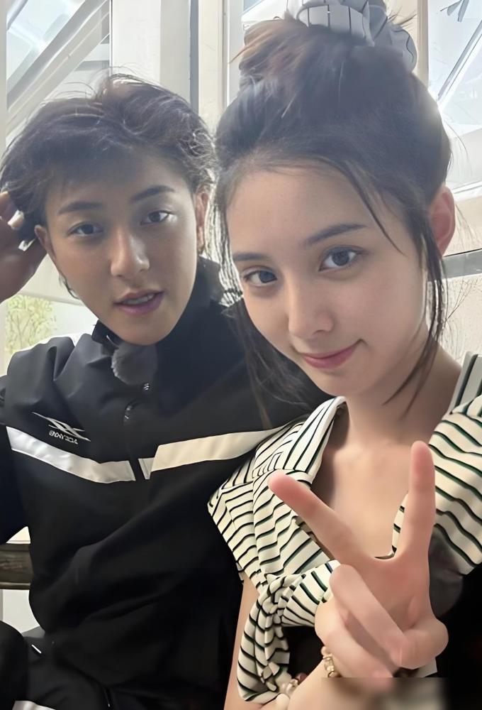 黄子韬和徐艺洋这事，就离谱。当初打死不认，现在呢，恨不得把俩人过日子，挂在热搜上