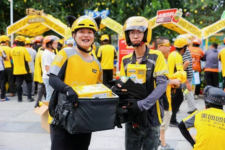 突然发现善意是流动的 今年夏天的暖心画面总围绕着户外劳动者，万达广场携手各方打造