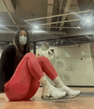 这美女厉害了，两个臀部居然能走动这么快，你能吗？