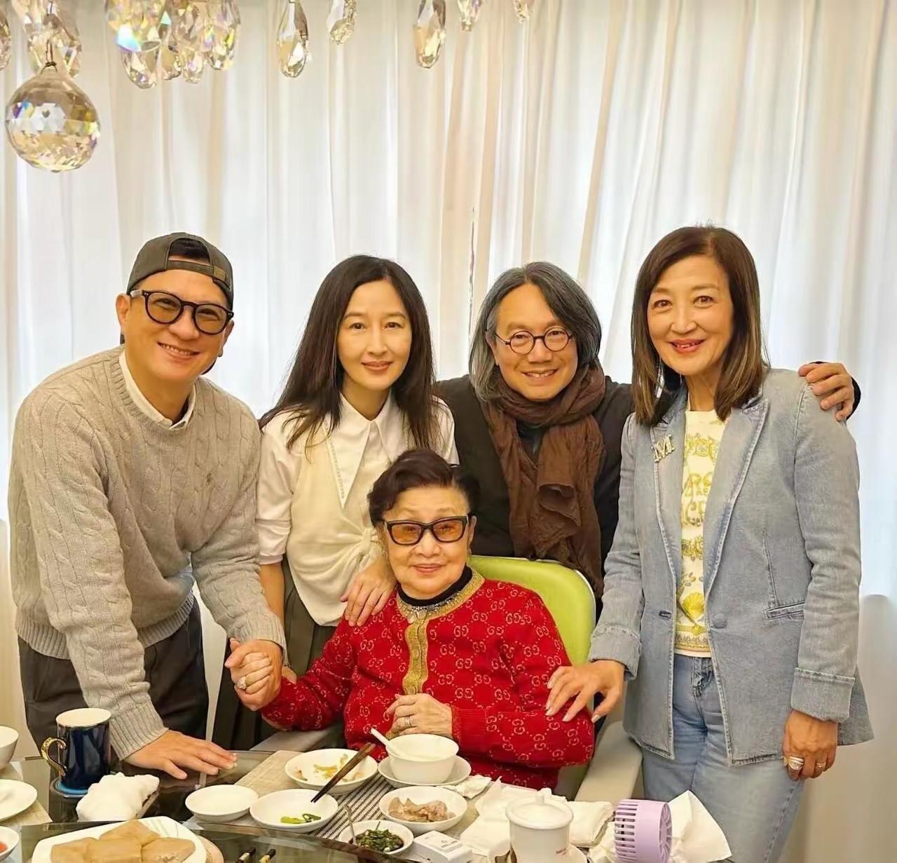 张家辉与关咏荷夫妇日前专程拜访粤剧名伶白雪仙，向这位艺坛前辈恭贺新春。61岁的关