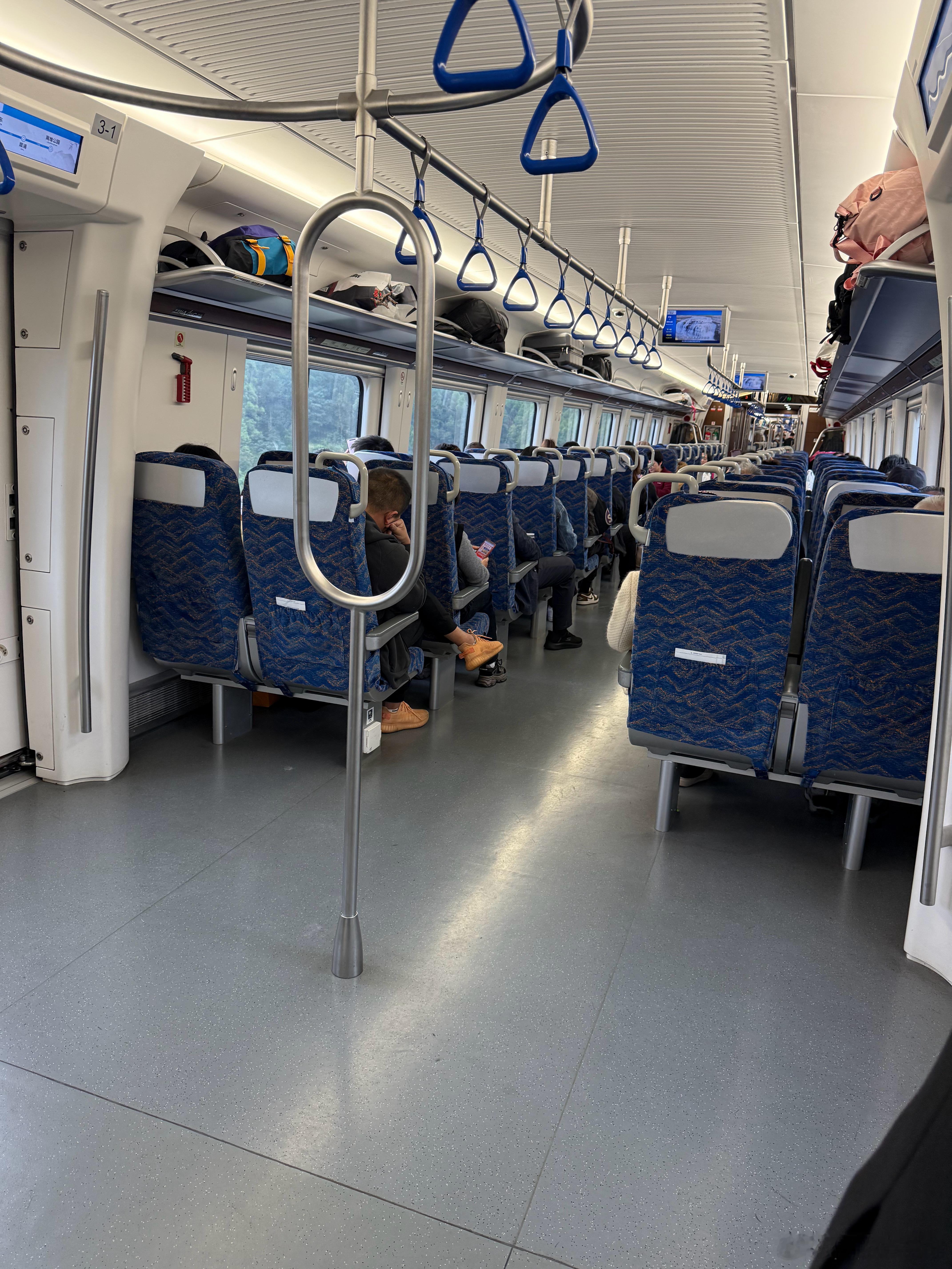 春秋假是真好啊，一路上都是父母带着孩子欢声笑语的，少了辅导作业时的鸡飞狗跳，连车