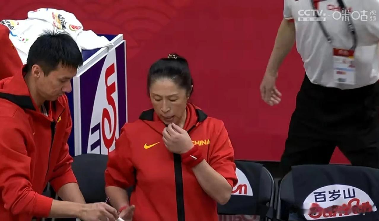 随着中国女篮50：82惨败法国32分，本场比赛暴露出3个可笑的事实。

1. 看