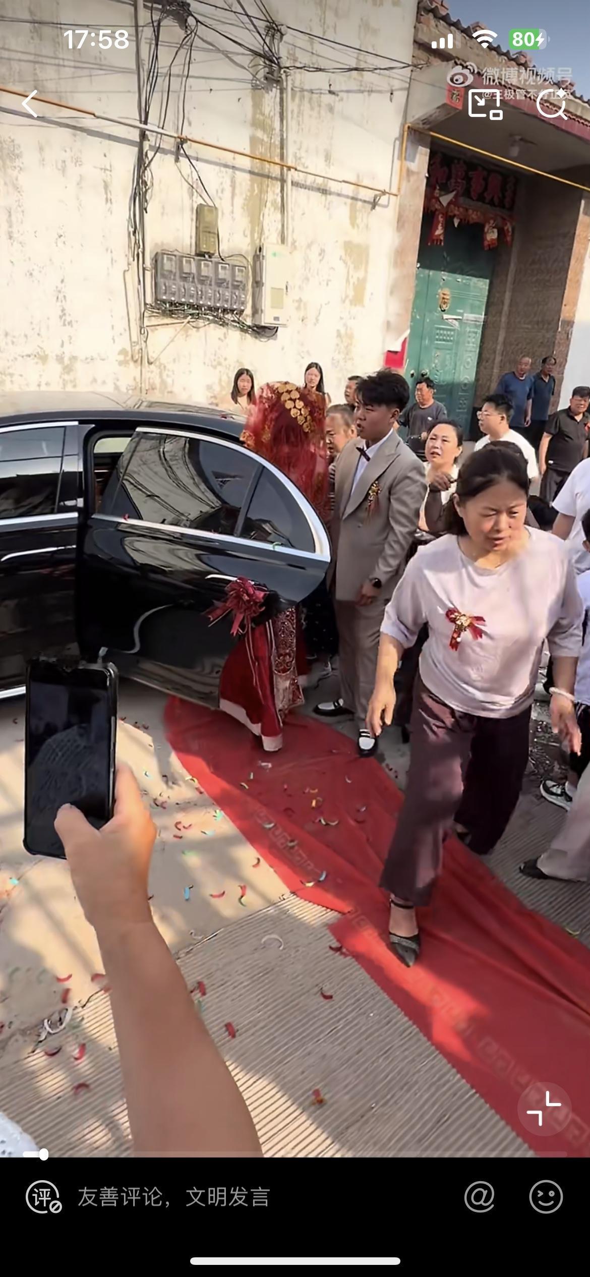 河北邢台的这一起婚闹真的让人气愤不已。6 月 3 日，新娘刚刚从婚车下来，新郎在