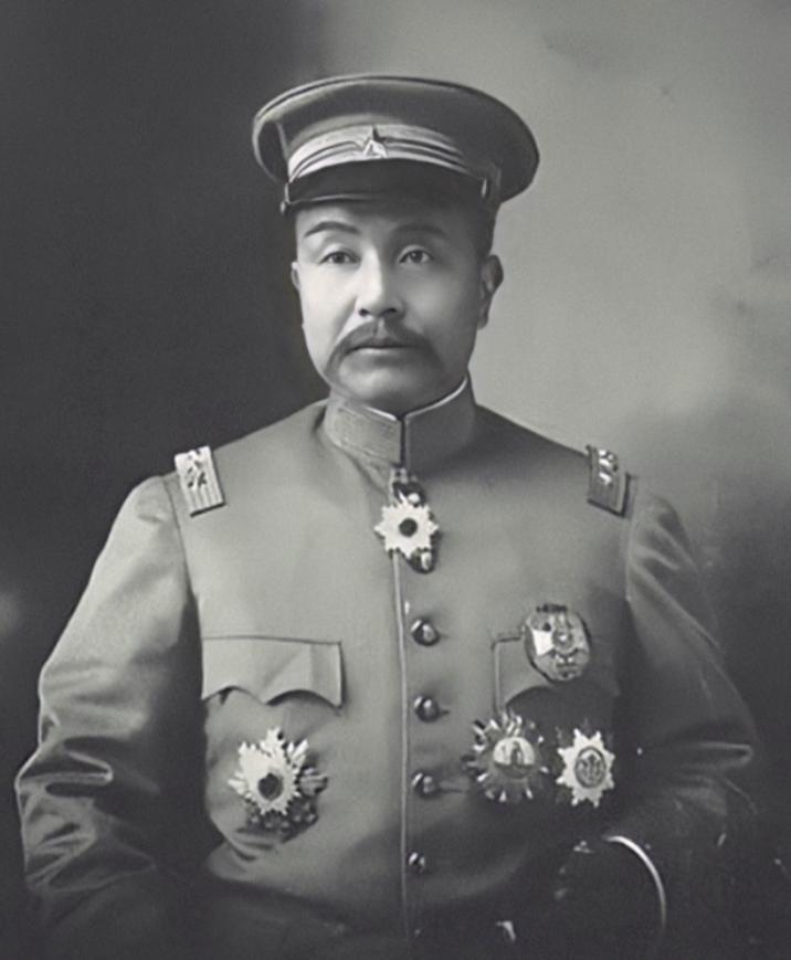 [中国赞]1916年，临死前袁世凯把儿子叫到床前：“你不要送葬，开枪打死穿红衣服