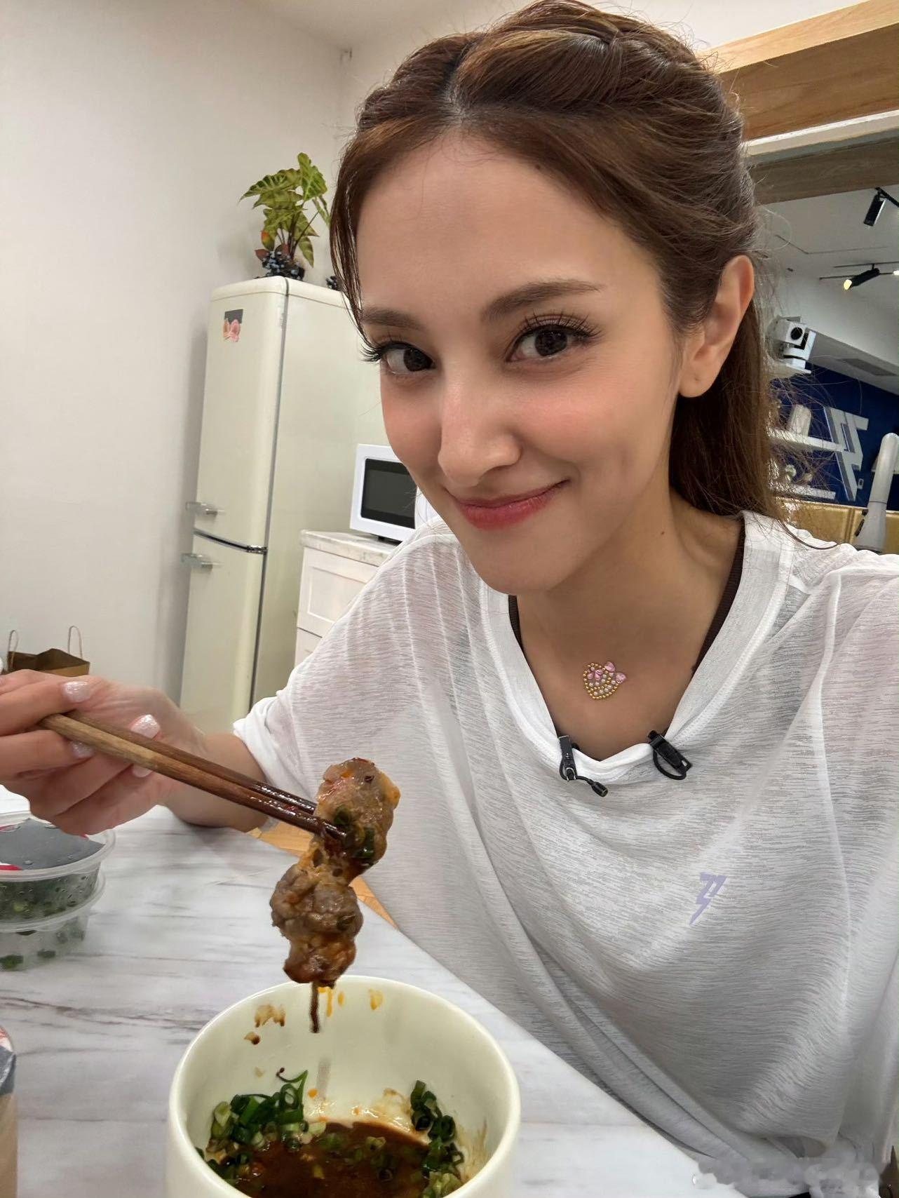 陈凯琳的长沙夜市吃播看饿了 陈凯琳乘风节目之外解锁长沙夜市美食，卤猪蹄、臭豆腐、