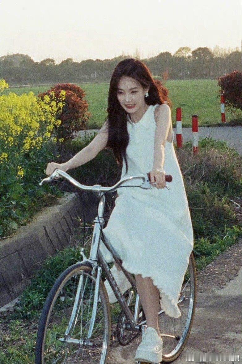 李一桐很有早期小白花的感觉，比白鹿甜很多 ​​​