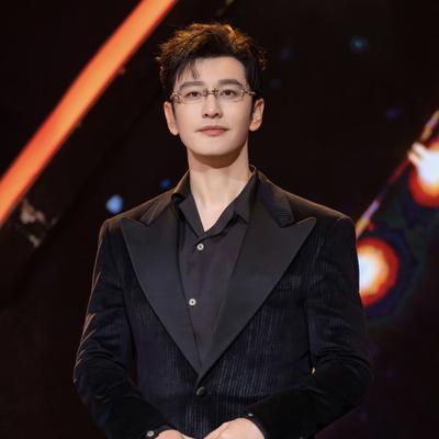 黄晓明人品不评价，演技咱也不多说，但有一点不得不服，他确实是娱乐圈最会搞钱的一批