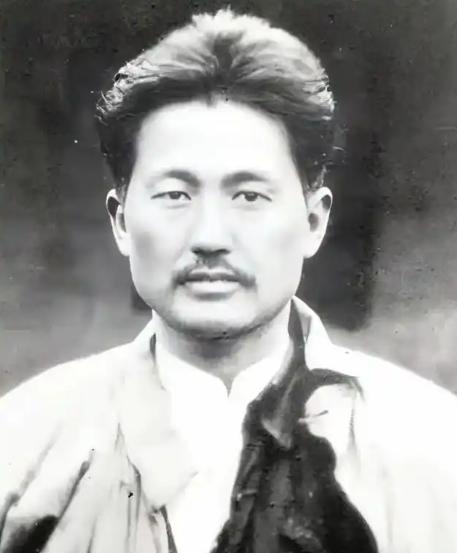 1935年，方志敏遭逮捕，关押在牢房里，他拿米汤给鲁迅写密信，盼着鲁迅能搭救自己