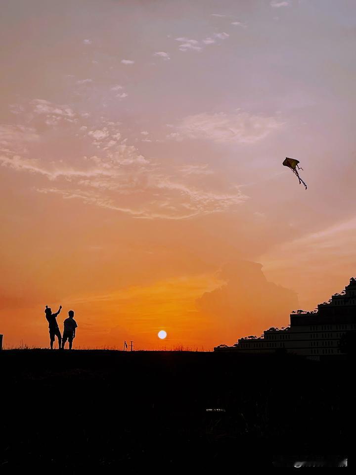 人们邂逅了纯粹的美好，让心灵在夕阳与微风中，觅得一方安宁的栖息之所 。