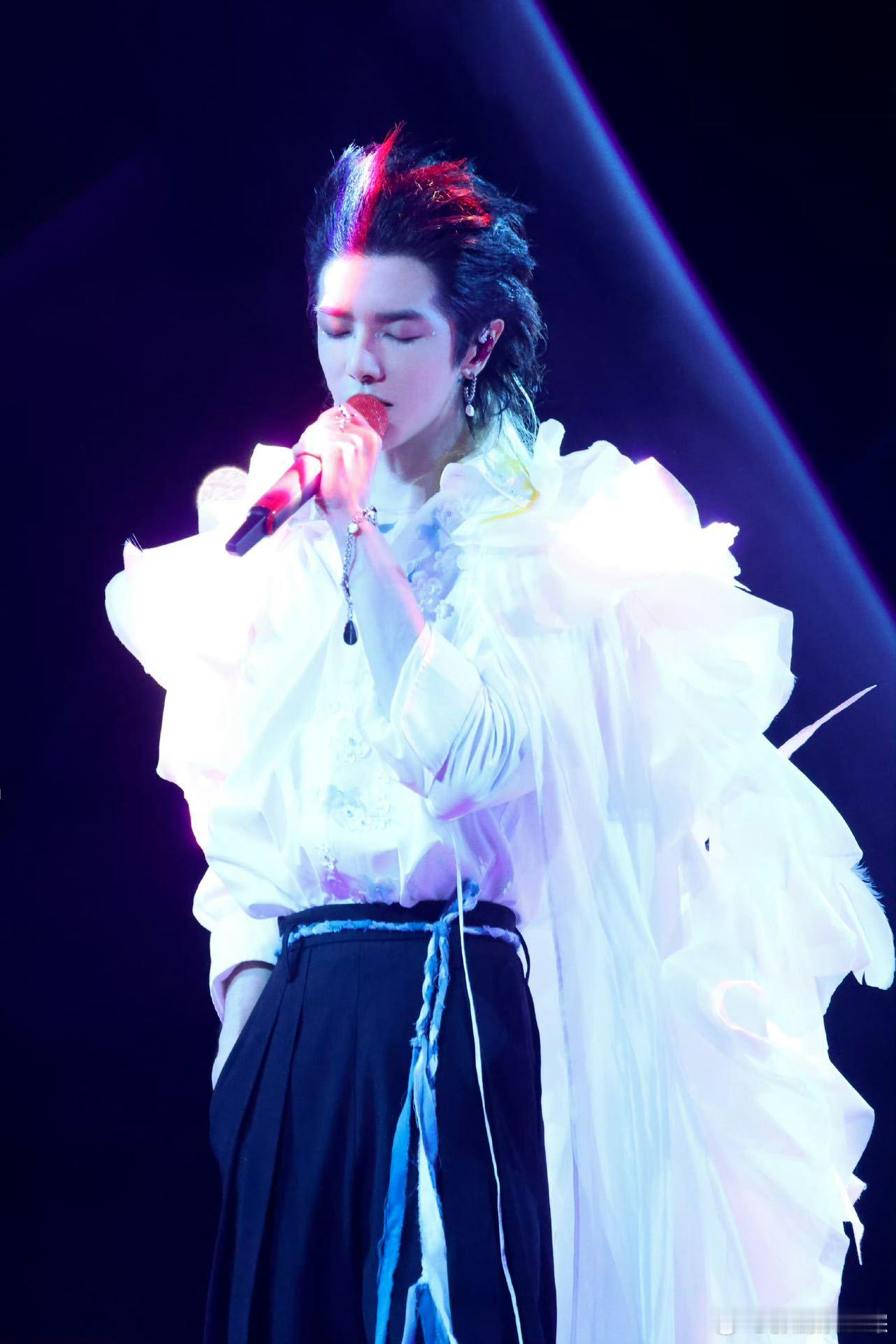 #华晨宇演唱会票价还和11年前一样#华晨宇的演唱会真的很良心，11 年过去了，票