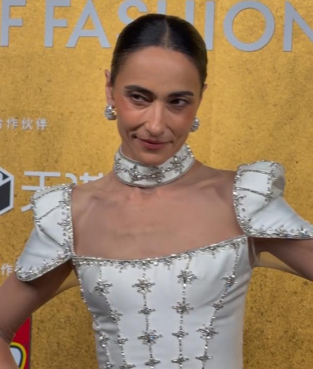 吴彦祖的老婆lisa参加时尚活动，真的是吓到我了

年轻的时候Lisa还行的，但