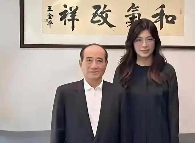 这回政坛不倒翁王金平又立功了，别人来，他说我年纪大了，可郑丽文来，他给了三点期待