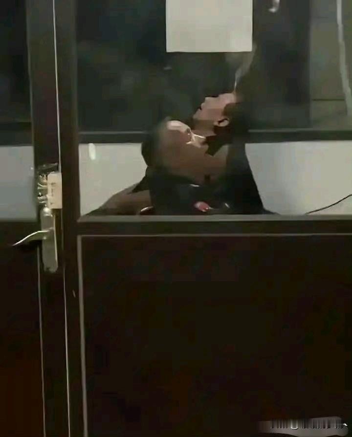 深夜的保安室
睡的呼呼的