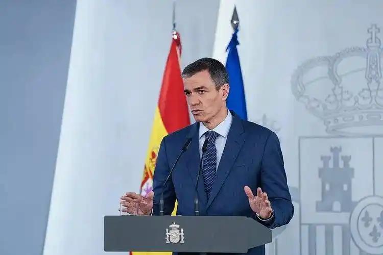 欧洲出了个狠角色，和美国闹掰后，转头高举反以大旗，态度强硬
 
西班牙奔牛节现场