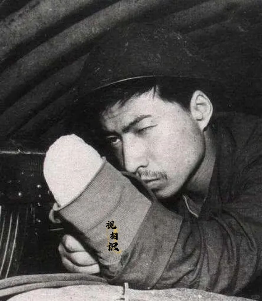 这是老山“独臂狙击手”武凤保的照片，曾经在27军79师235团担任机枪连班长，然...