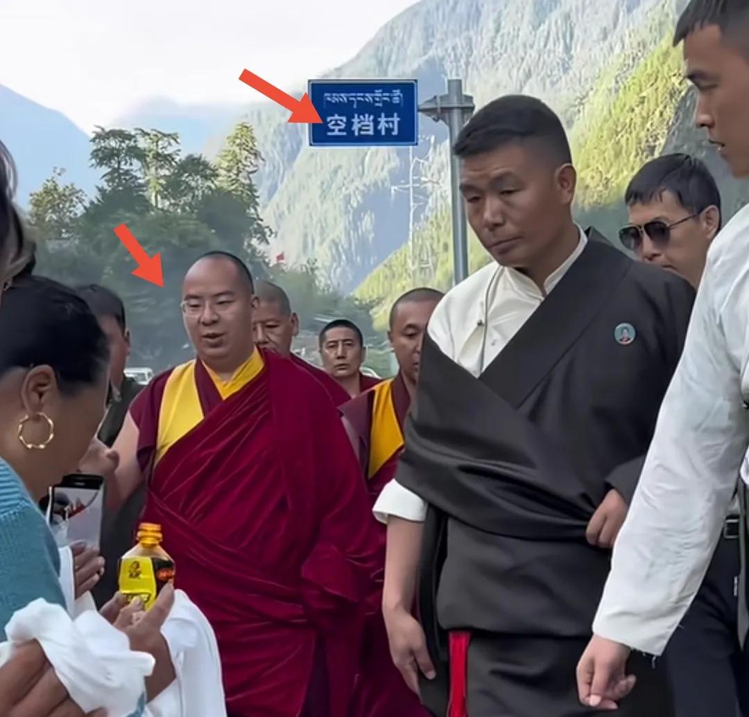 十一世班禅额尔德尼·确吉杰布走进空档村。扎西德勒，吉祥如意！