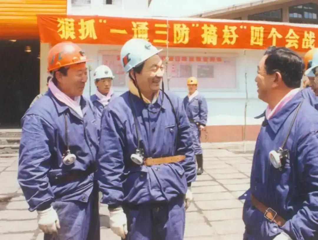 这是1992年5月21日，国务院副总理兼国务院生产办公室主任、党组书记朱镕基同志