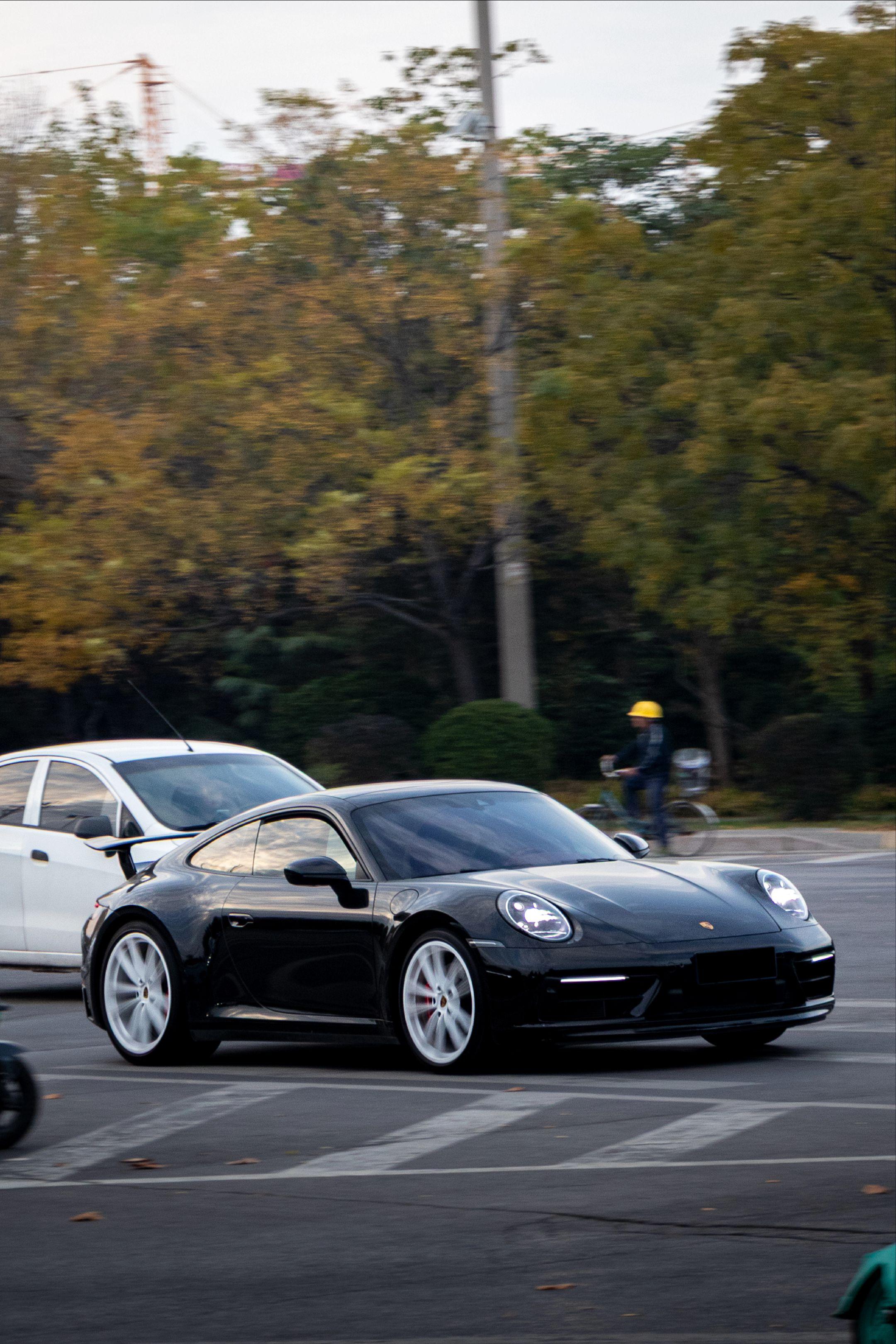 东营黄河路汽车街拍，保时捷911这尾翼和黑色迈巴赫太好看了