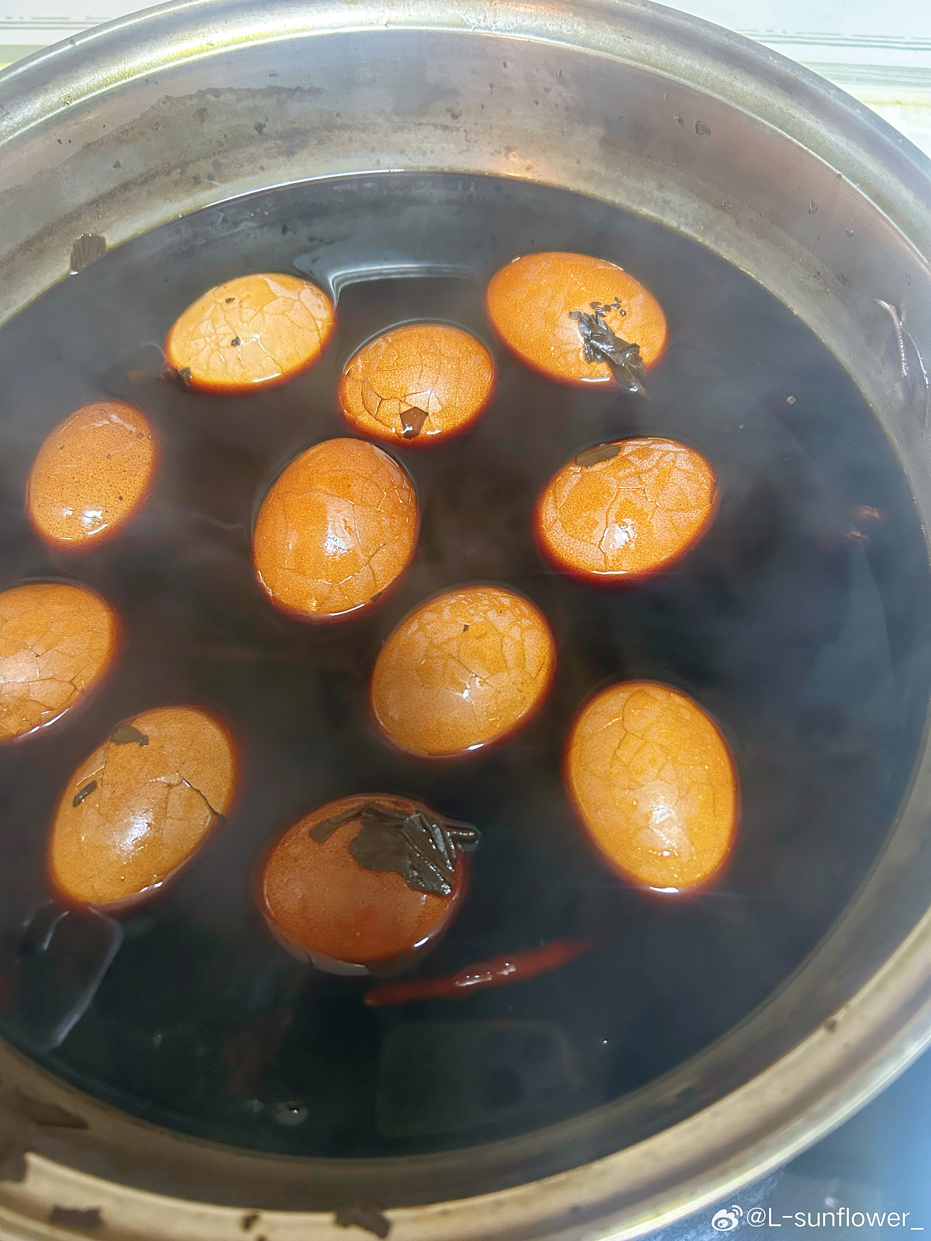 昨晚在百忙之中煮了茶叶蛋。今早上吃起来太完美了。早安棚友们。周三愉快[送花花] 