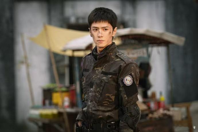 陈哲远大侦探路透梦回李瓒大侦探陈哲远大侦探特种兵造型路透鲨疯了！脊背挺拔自带军人