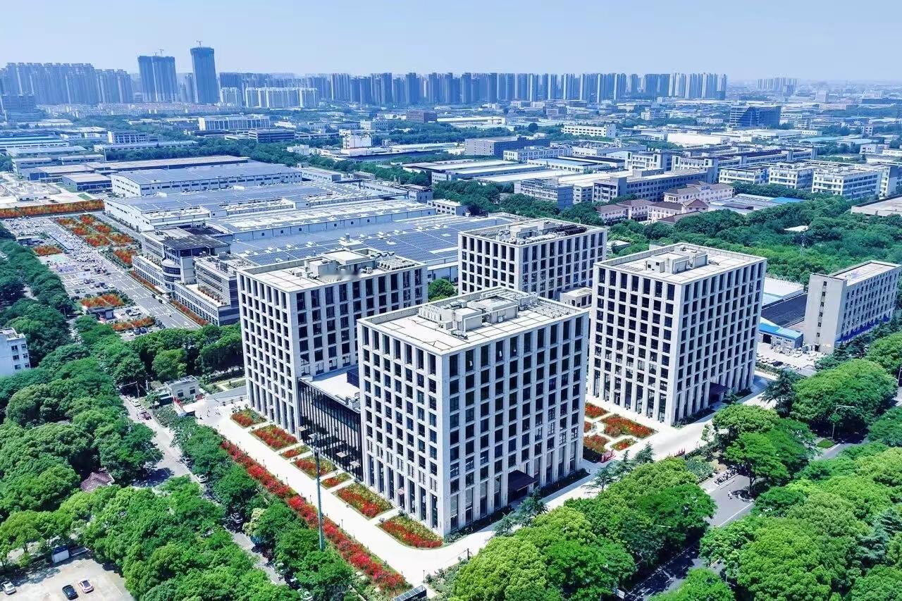无论多么冰冷的职场变故，只要有了真诚的纠偏和及时的兜底，人心的温度就能捂热制度的