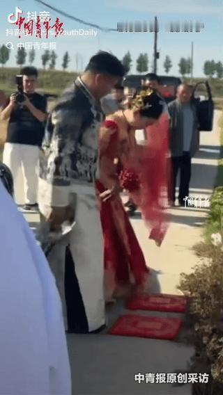 这一幕，太戳心了。山东一女子出嫁路过母亲墓地时，原本固定的红盖头莫名坠地。就在众
