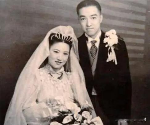 1941年，上海滩第一美人任芷芳大婚包下百乐门，洁癖到床单天天换。晚年她在日本摆