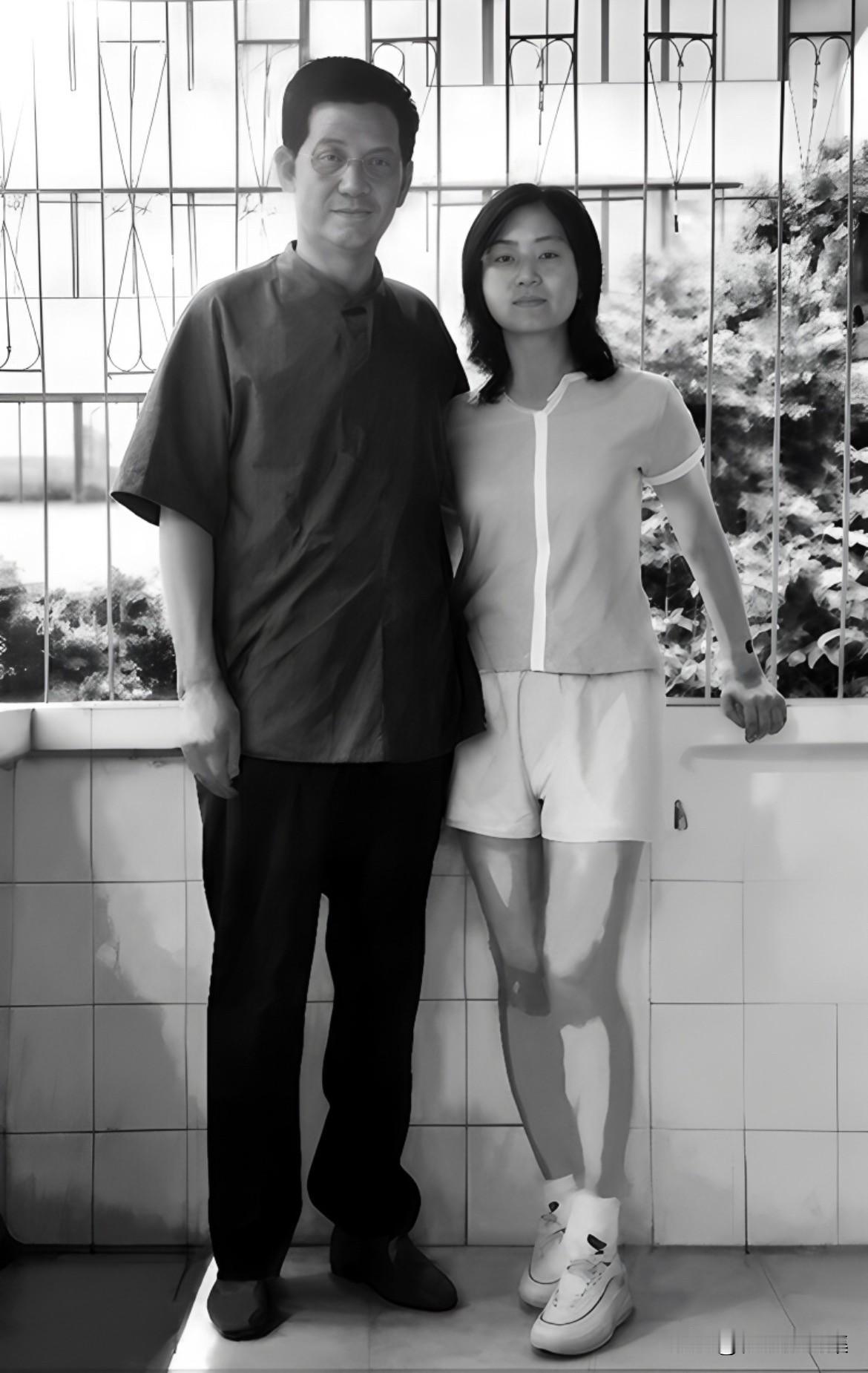 上世纪80年代，王大宾出狱后在深圳与女儿合影。王大宾于1974年结婚，育有一女。