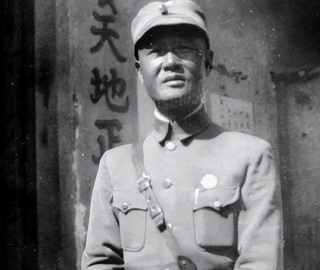 1945年湘西会战中，150名日军敢死队员各身绑上百斤炸药，紧贴武冈城墙拉响导火