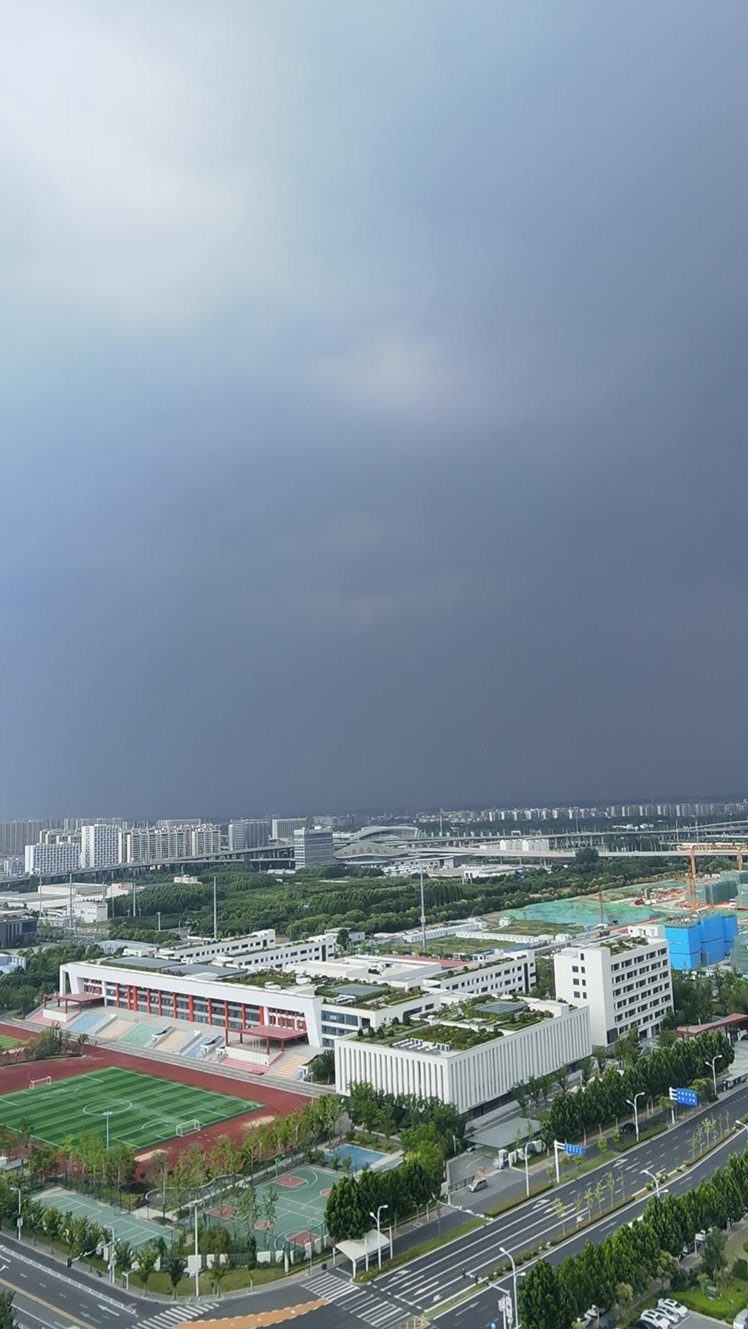 上联：天骤变
……
上联：满天乌云促暴雨
……
[燃烧的心][燃烧的心]乌云密布
