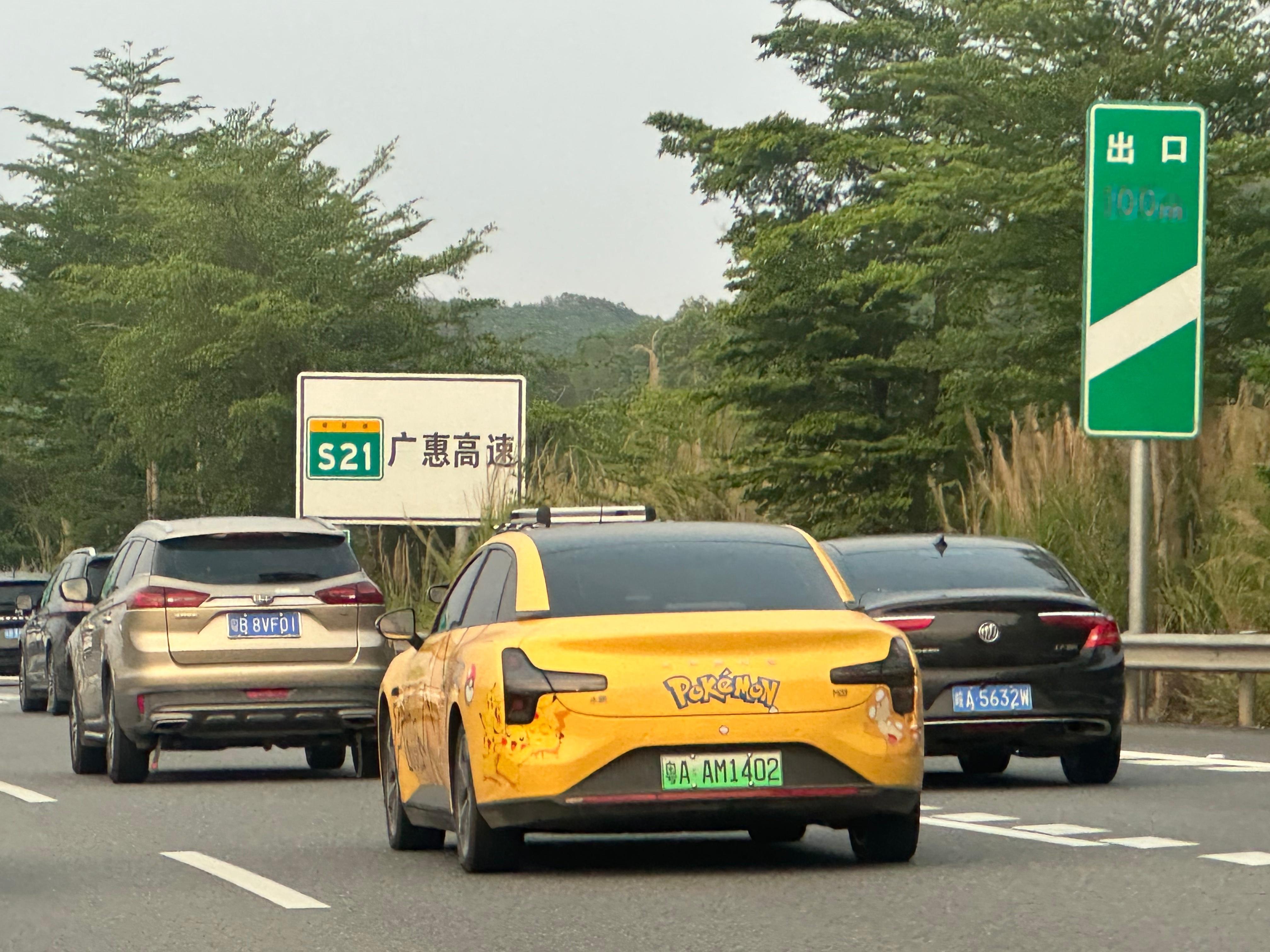 小鹏车主年轻人居多，大家都很个性化，挺多P7+和MONA都贴了车衣，这台宝可梦M