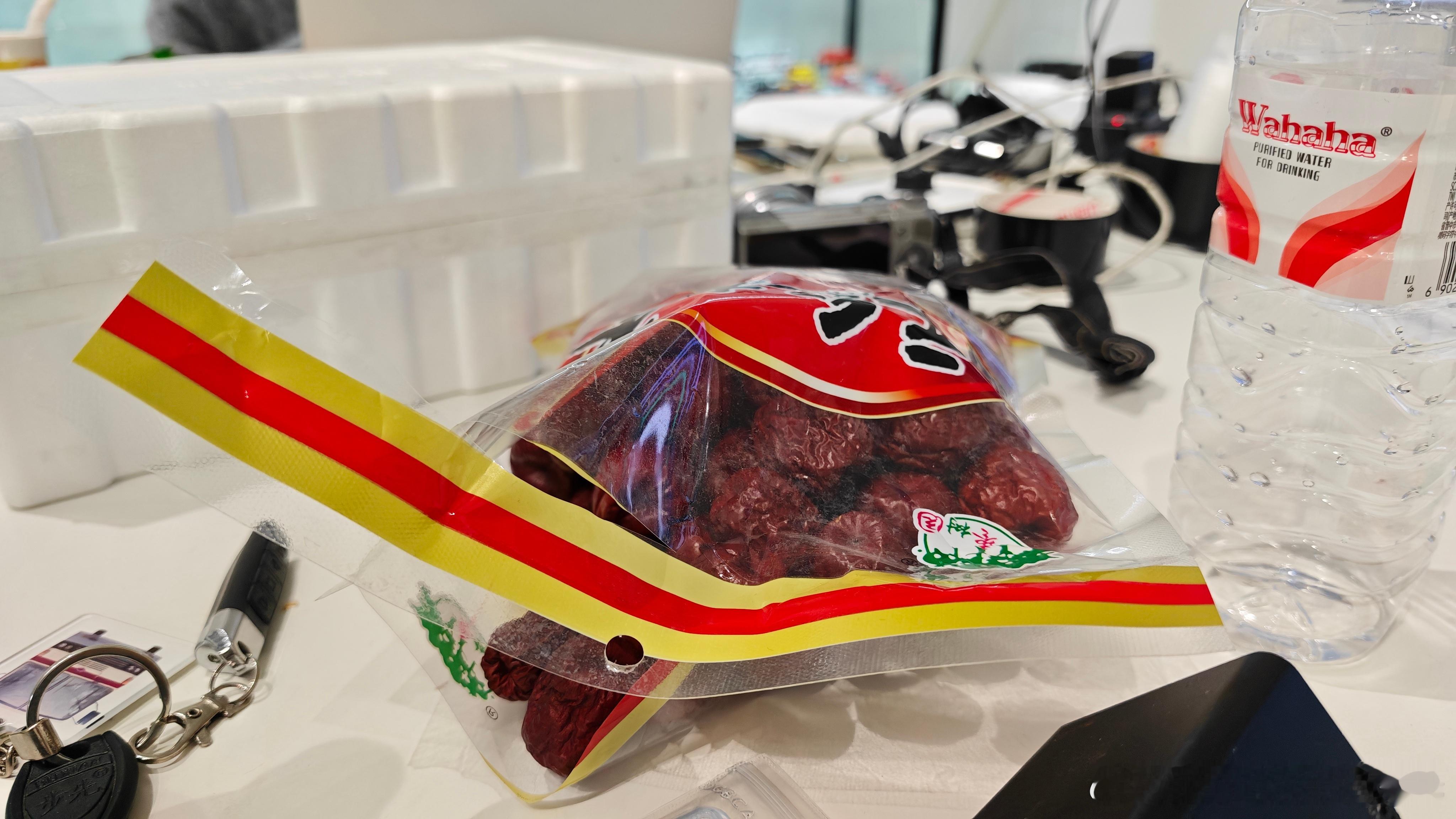 剪播客的氛围太轻松了，把我们都剪饿了，直接去超市买了一大堆零食，改茶话会了。 