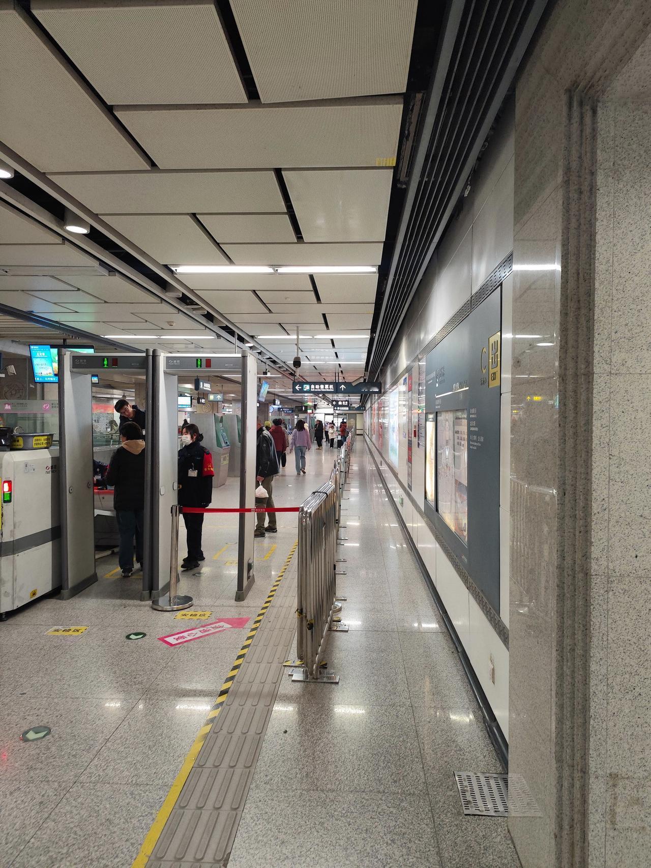 大年初一的西安地铁2号线，客流比除夕前一周明显多了些，拖着行李箱、提着年货的身影