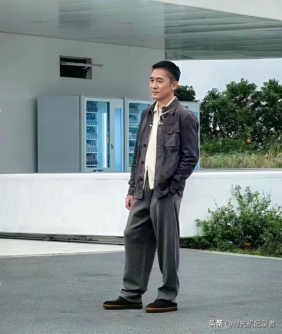 梁朝伟也变成小老头了，梁朝伟面相好，看起来和蔼可亲。
梁朝伟身高极有可能不到17