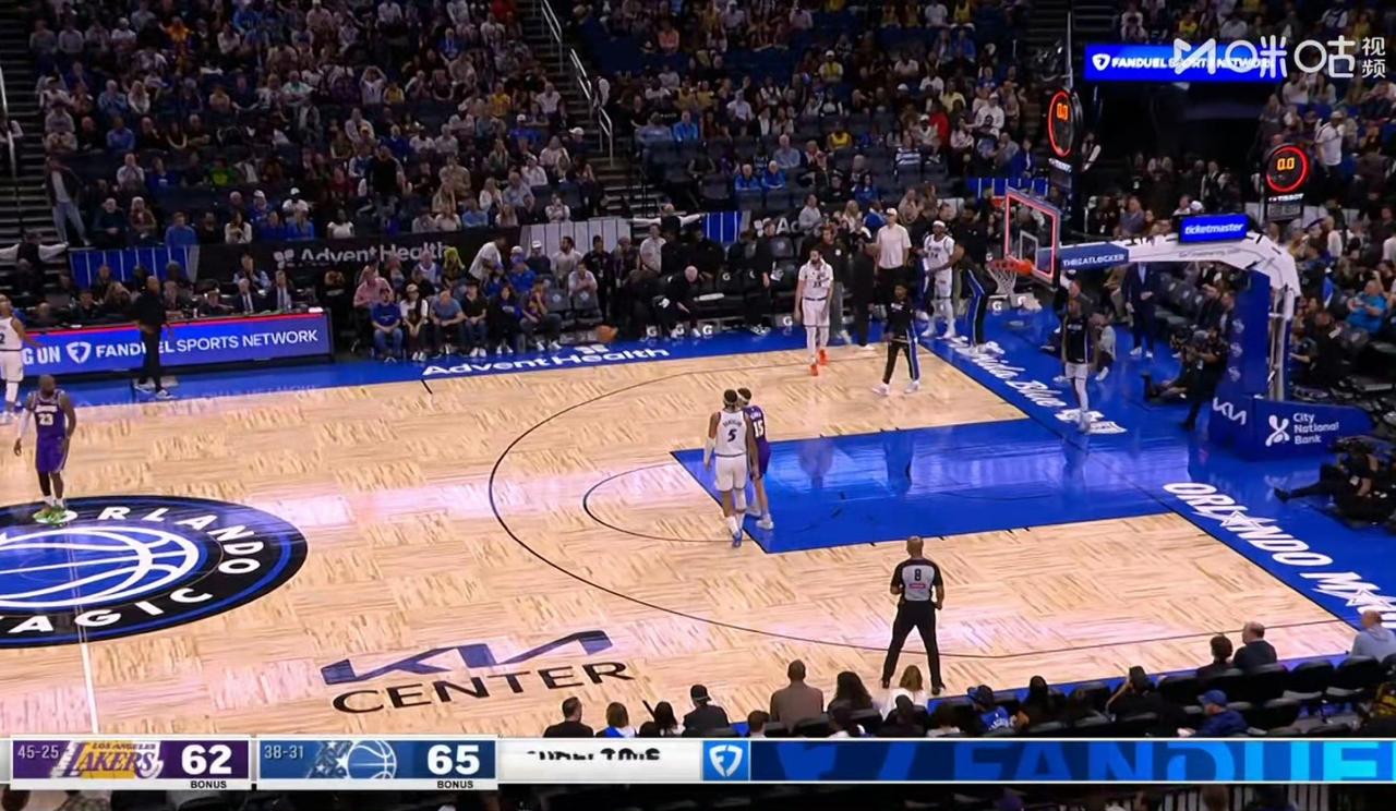 半场湖人62-65魔术，今天裁判有点过分，不让湖人队好过。
魔术不愧是湖人苦主，
