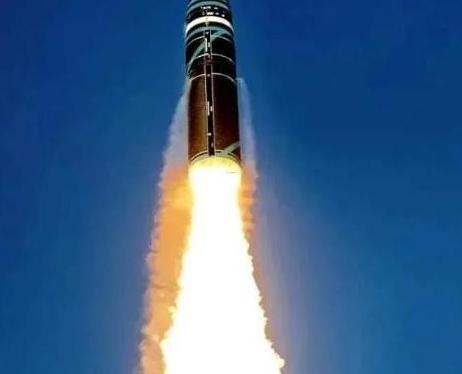 刀都架在脖子上了，伊朗总统突然站出来，对着全世界喊了两句话。第一，核武器，我们不