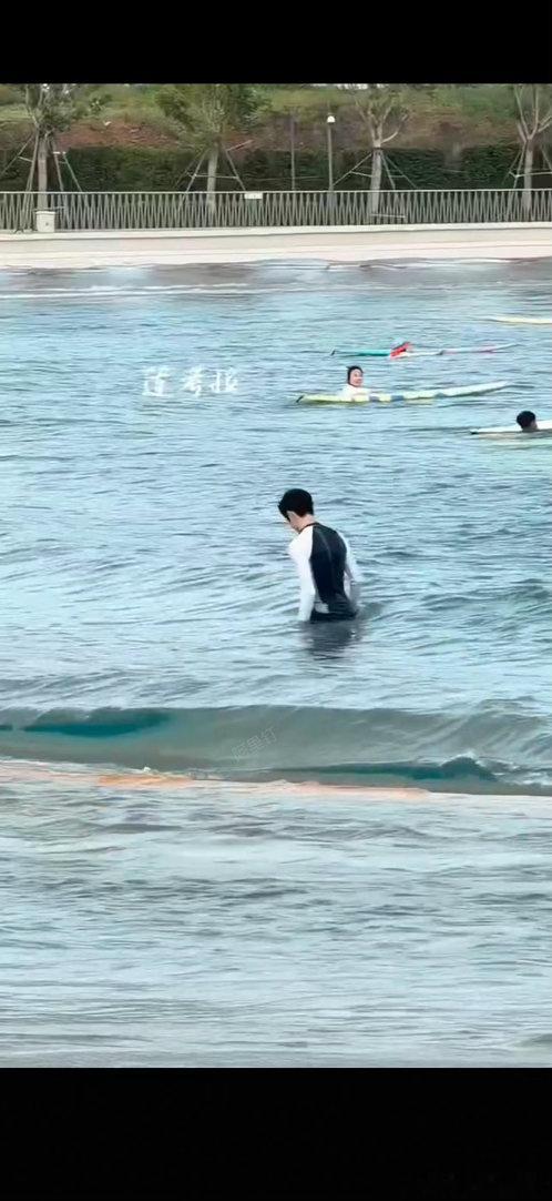 张康乐一款运动型薄肌男大🌊驰骋在海上冲浪，海风衬出流畅薄肌，少年蓬勃的生命力，