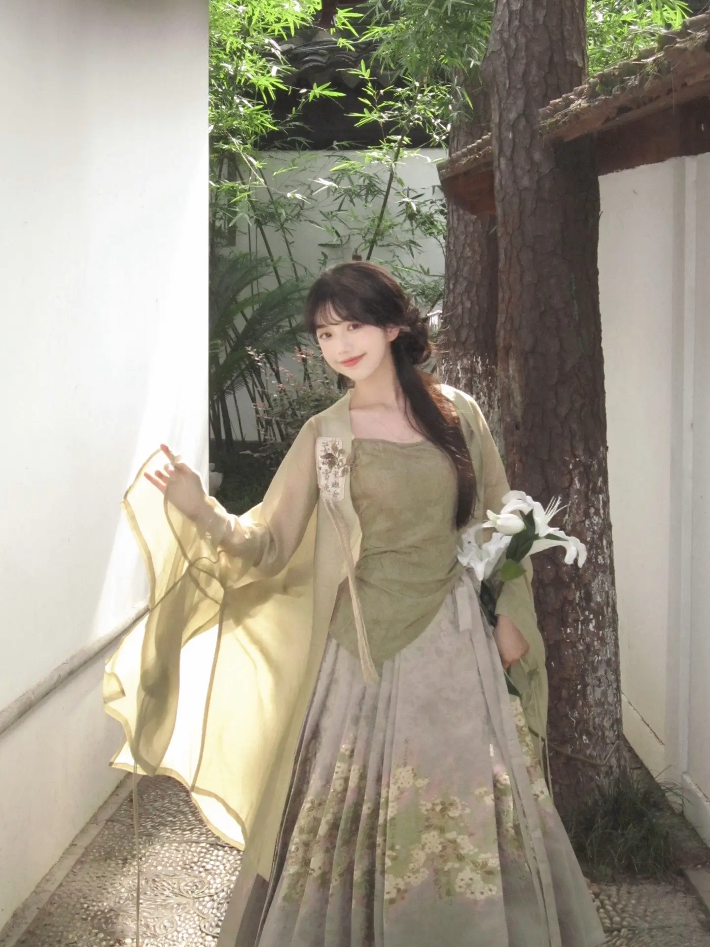 “日暮春山绿，我心清且微。”