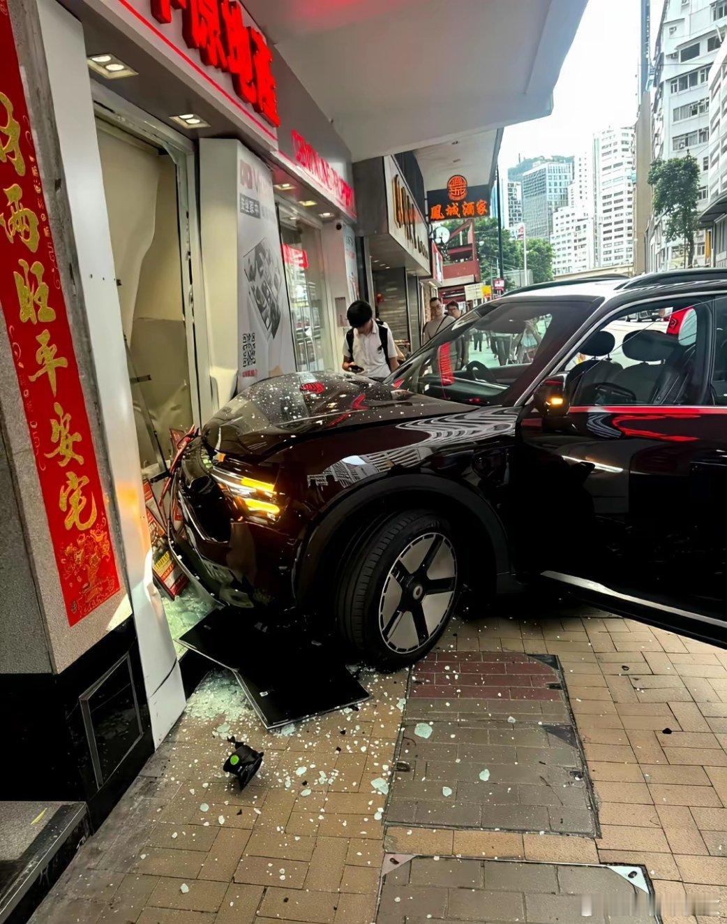 前阵子，香港司机试驾smart新车闯入地产铺子，这是买车又买房的节奏！[笑cry