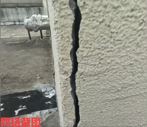 安徽六安有女子发现家里房墙开裂。

这把女子给惊讶到，因为她所居住的还是九层，这