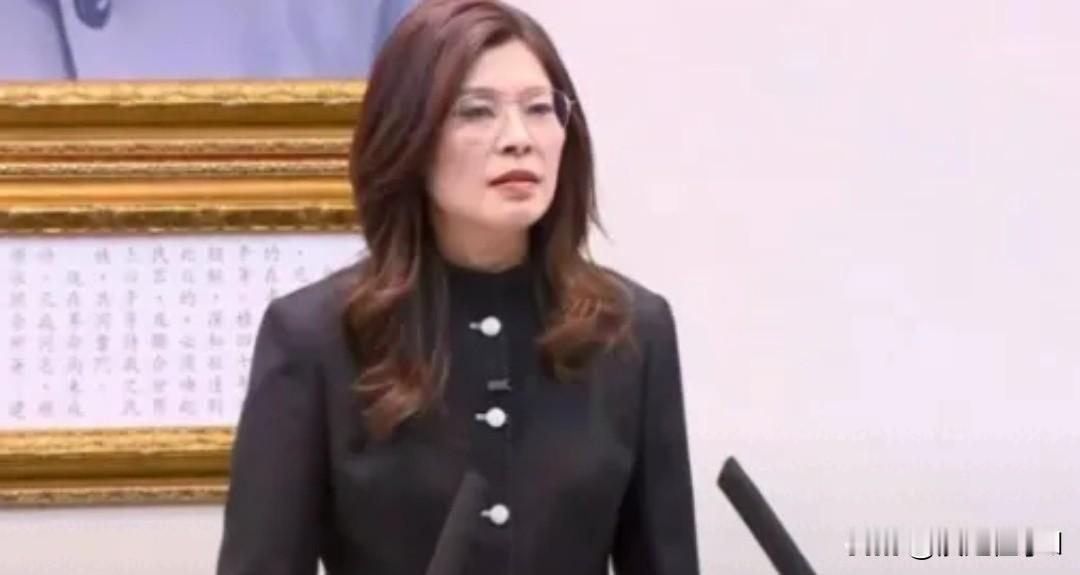 国民党内讧炸锅
 
5月15日国民党内部培训课上，党主席郑丽文当场掀桌子痛批马英