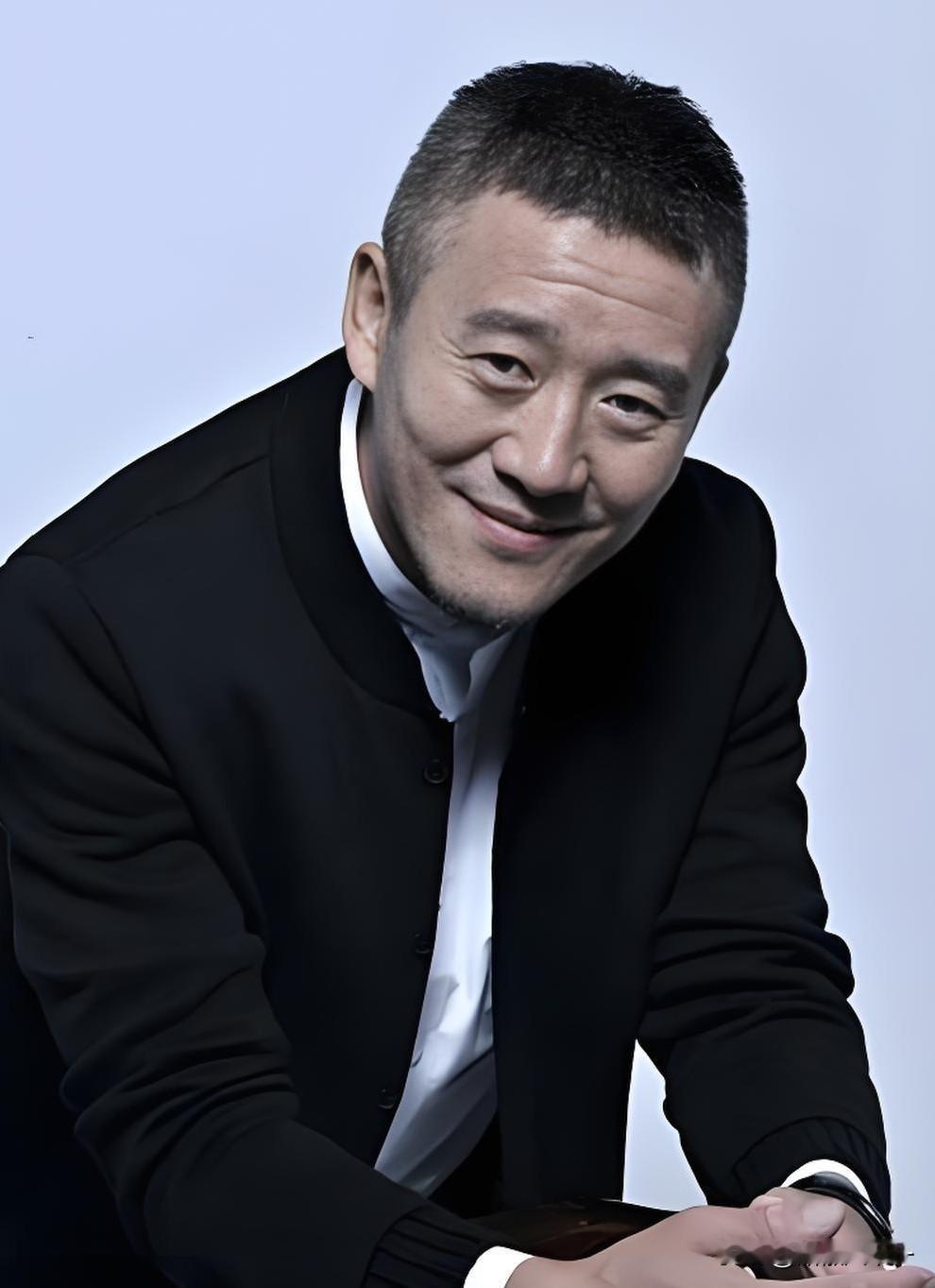 就演郭局这演员侯岩松，

发现他身上有个演员少有的特质，

就是甭管他和谁一起演
