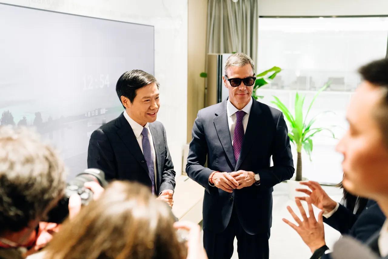 国民党主席郑丽文和西班牙首相桑切斯前后脚参观小米，可是两个人去的不是同一个地方。