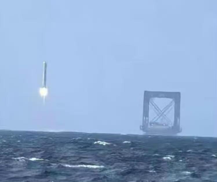 2月11日上午海南文昌航天发射场，长征十号甲试验火箭一子级托举“梦舟”飞船点火升