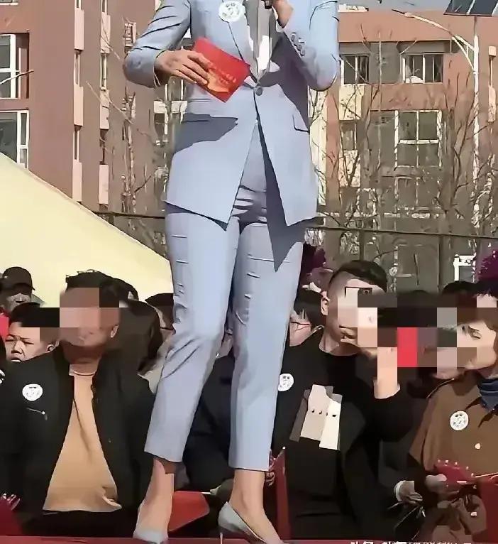 大家是否还记得一年前，央视主持人陈蕾，在一次户外主持时穿紧身西服引起的争议？争议