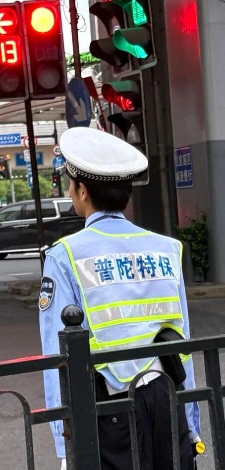 “特保”属于勤务辅警，是“特种安保”的简称！

“特保”侧重‌高体能、应急处突及