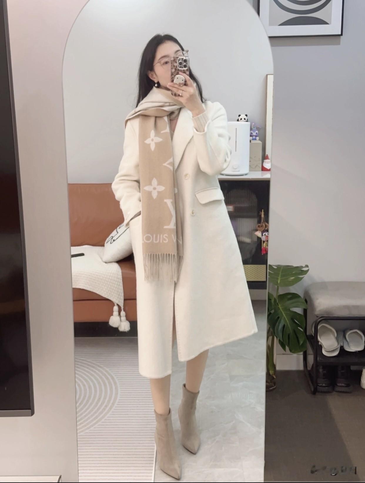 怎么穿出优雅迷人的气质冬日穿搭指南：米色大衣+围巾，温暖又时尚！