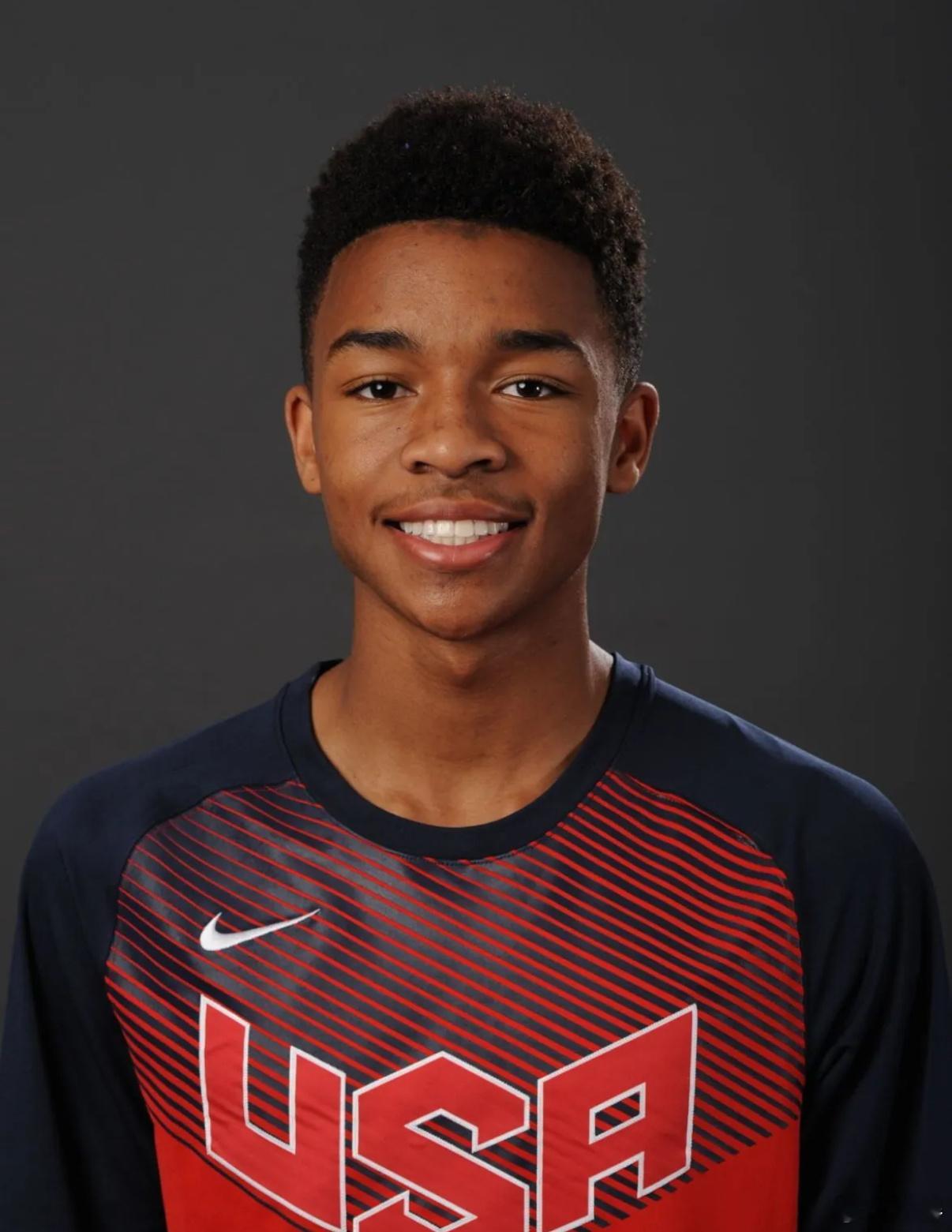 同曦新援杰伦-汉兹亮相的第一场比赛，哥们带领南京队半场70:43领先深圳。10分