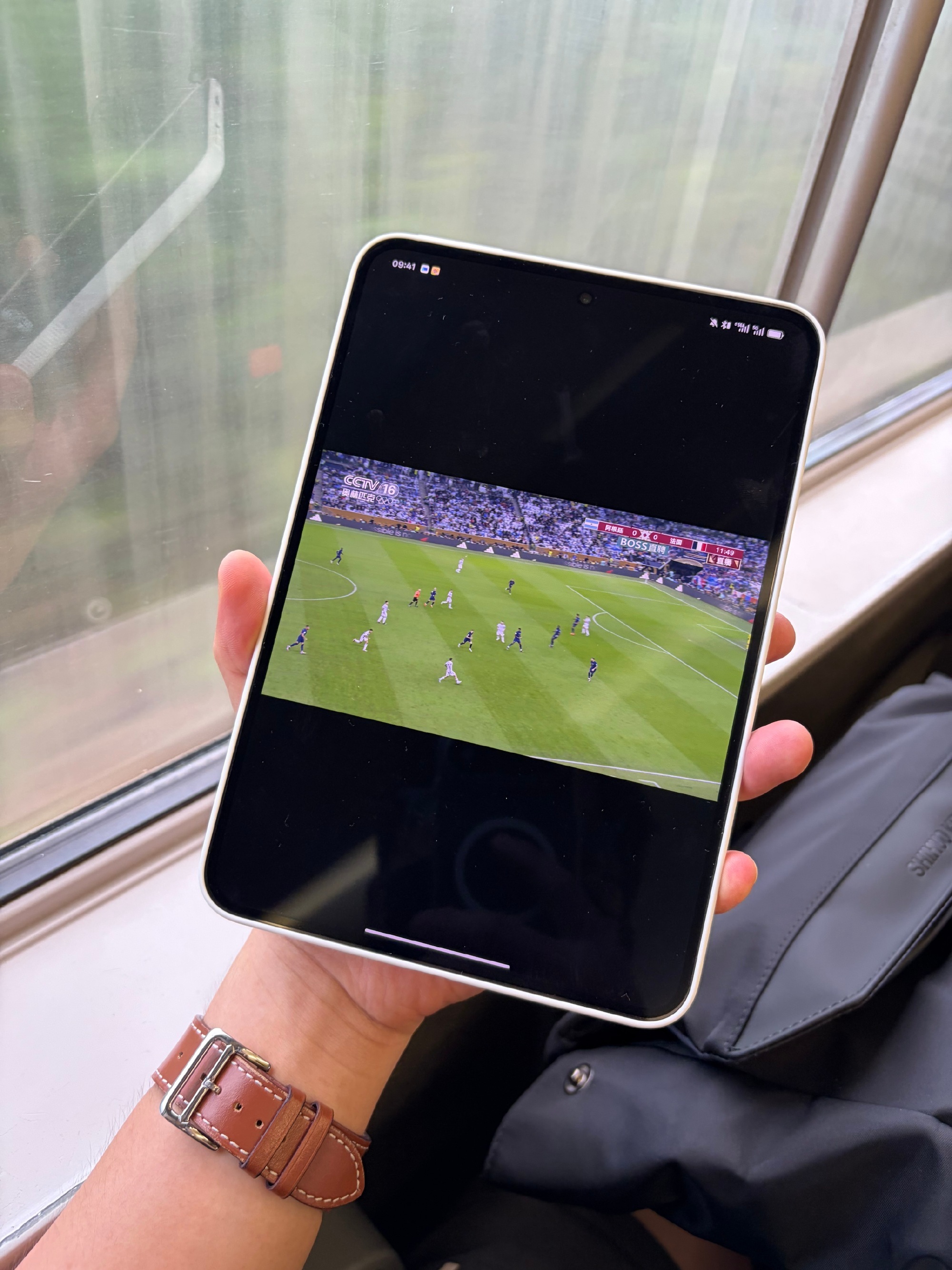 OPPO Mini够轻够薄，续航也非常给力，大屏看世界杯很爽